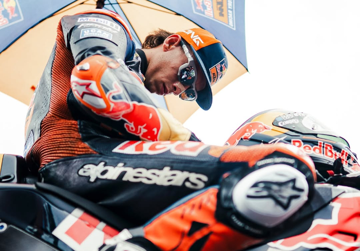 Pedro Acosta jatuh lalu bangkit puncaki Practice MotoGP Malaysia 2025. Bagnaia dan Bezzecchi gagal ke Q2, harus bersaing di Q1 Sepang.