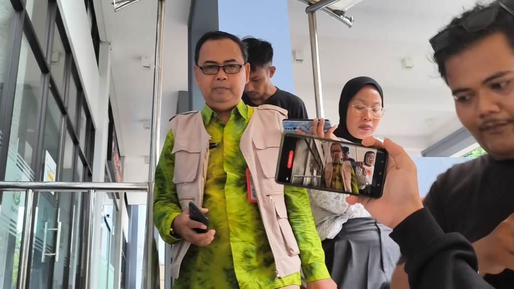 DIPERIKSA: Mantan Kadis Dikbud NTB Aidy Furqan berjalan keluar usai diperiksa penyidik Kejagung di kantor Kejati NTB, Kamis (23/8).&nbsp;