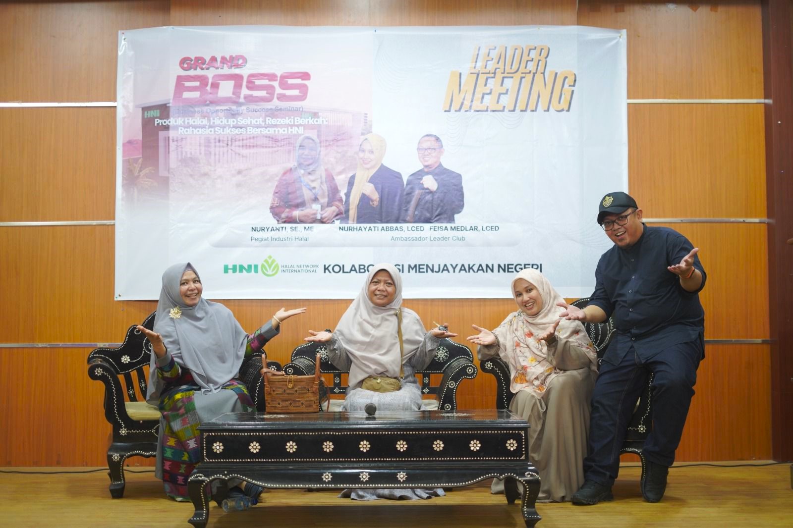 Kepala Dinas Perindustrian NTB Nuryanti (kiri) saat menjajaki peluang kolaborasi pengembangan industri halal berbasis agromaritim dengan para petinggi Halal Network International (HNI).