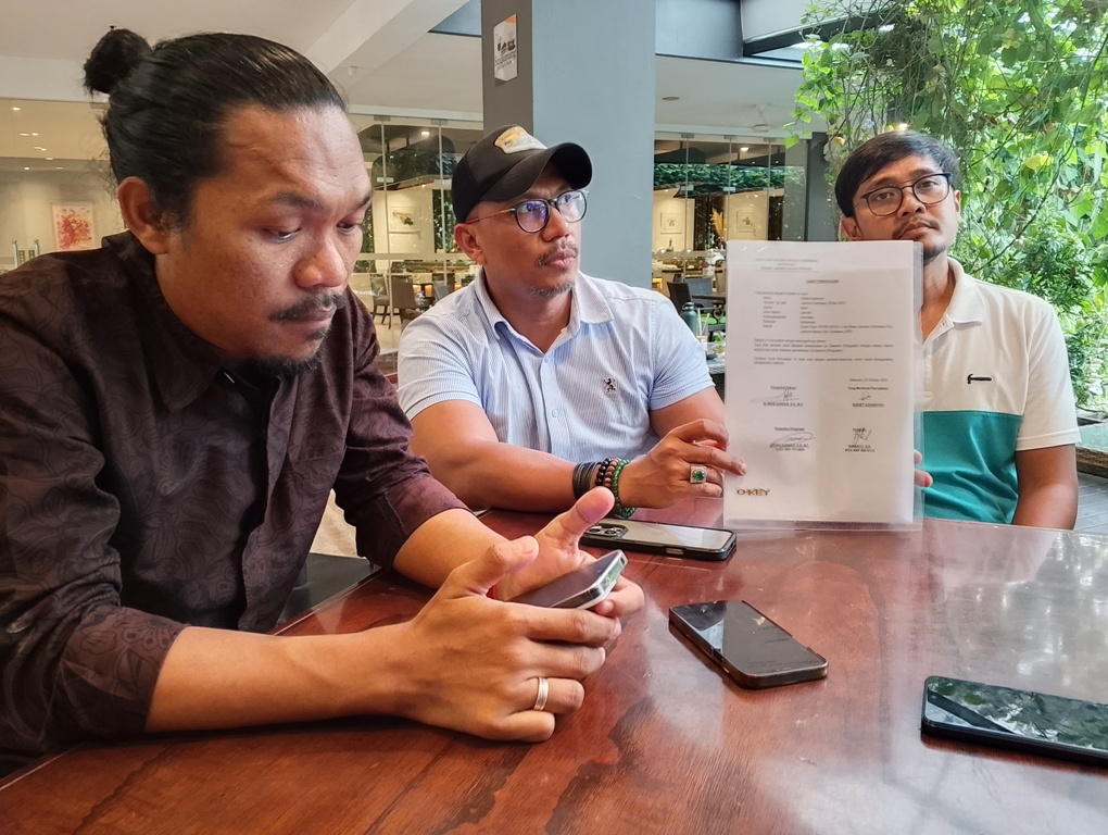 Kuasa Hukum tersangka pembunuhan Radiet Ardiansyah, Kurniadi menunggu proses pemeriksaan Poligraf di Hotel Santika, Rabu (22/10).