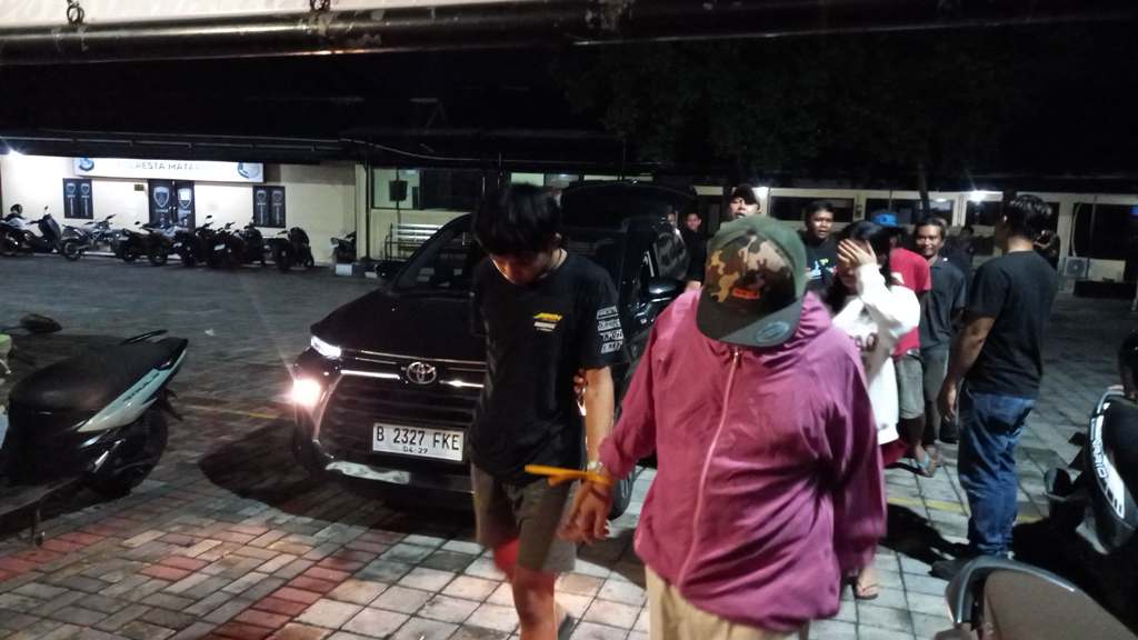 PENANGKAPAN: Para terduga pelaku tindak pidana narkotika yang sedang pesta sabu diamankan ke Mapolresta Mataram, dini hari Jumat (23/10).