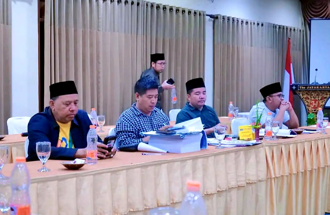 DEADLOCK: Anggota Banggar DPRD Lombok Barat saat rapat dengan eksekutif belum lama ini.