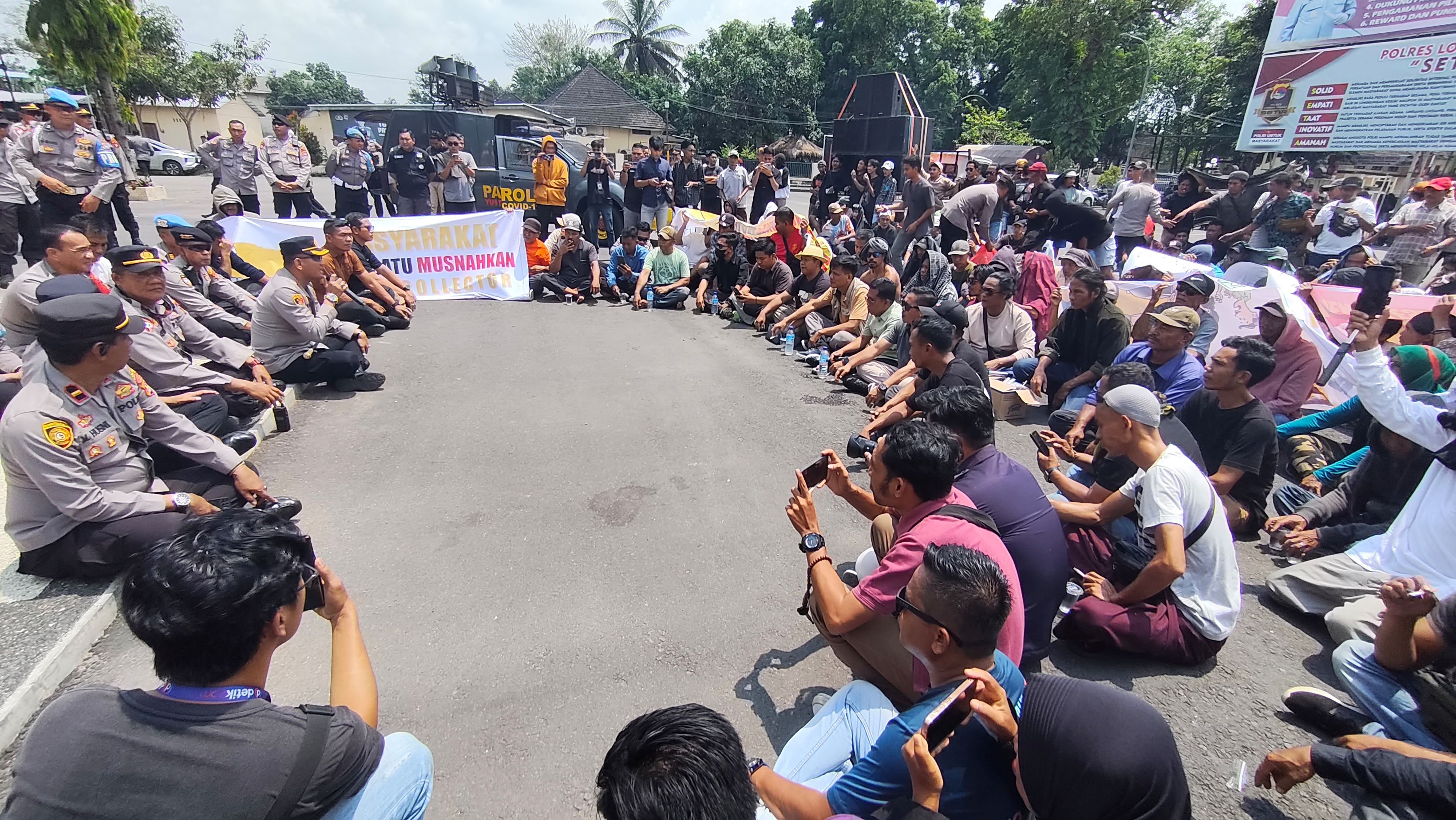 Kapolres Lombok Tengah AKBP Eko Yusmiarto (pegang mik) temui massa aksi dan sepakat berantas tindakan debt collector meresahkan, di Mapolres Loteng, Kamis (23/10).