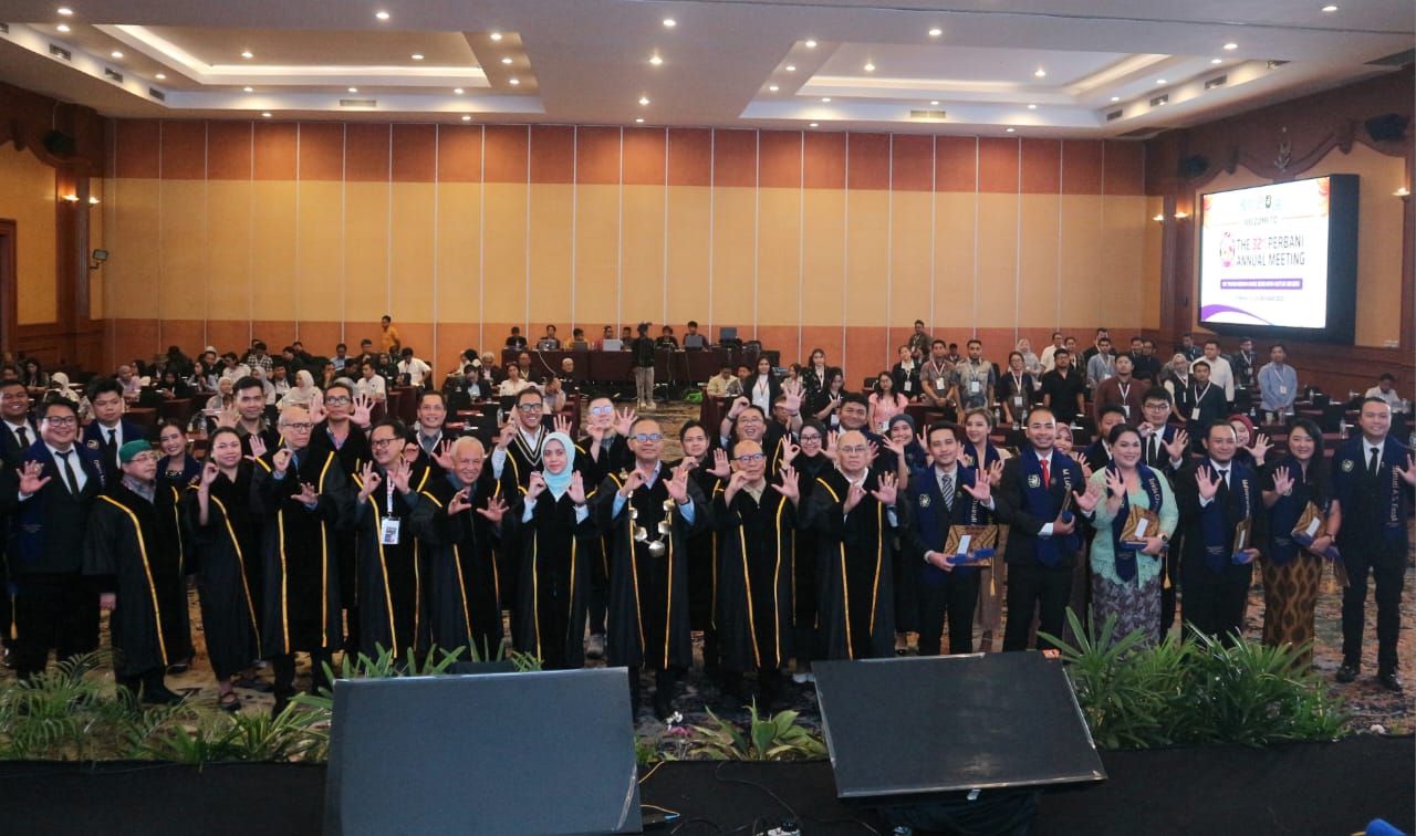 PENUH SEMANGAT: Ratusan dokter spesialis bedah anak, dokter umum hingga perawat mengikuti acara Annual Meeting PERBANI ke-32 di Hotel Lombok Raya, Mataram, Jumat (24/10).