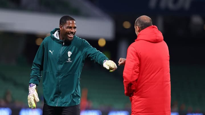 Tembok tangguh AC Milan, Mike Maignan dan pelatih Massimiliano Allegri.