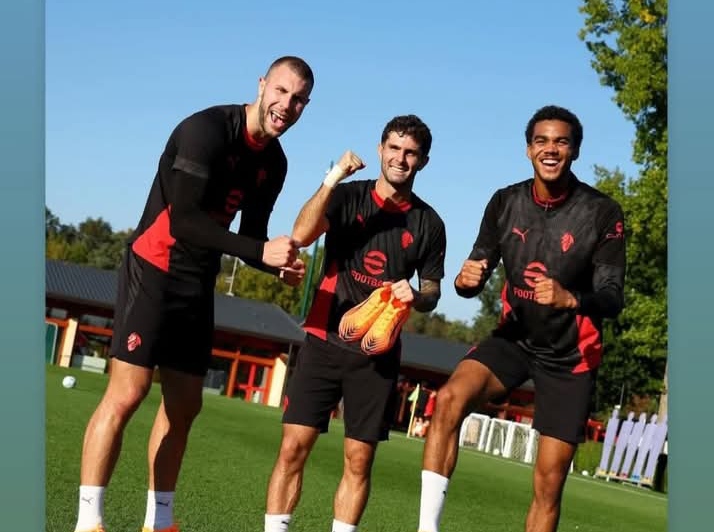 Christian Pulisic (tengah), bersama dua pemain AC Milan lainnya dalam sebuah sesi latihan.
