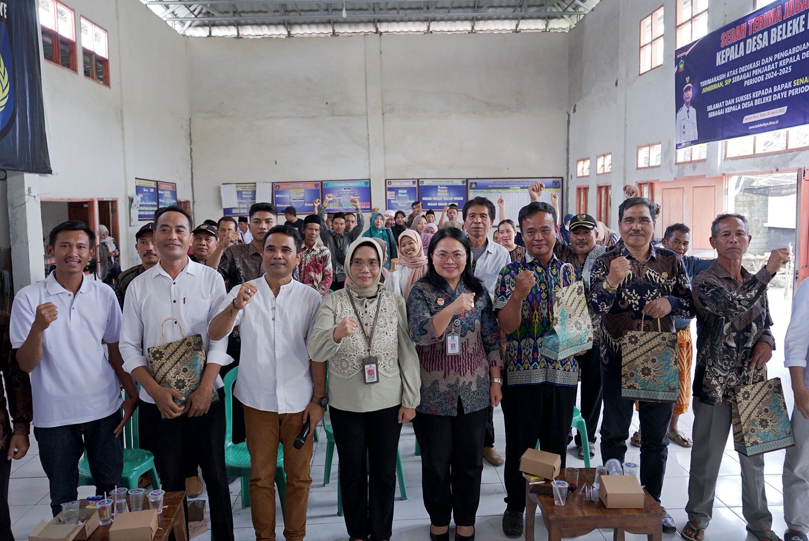 Kepala Divisi Pelayanan Hukum Anna Ernita, beserta jajaran membuka kegiatan secara resmi membuka kegiatan layanan AHU Online di Desa Beleka, Lombok Tengah.