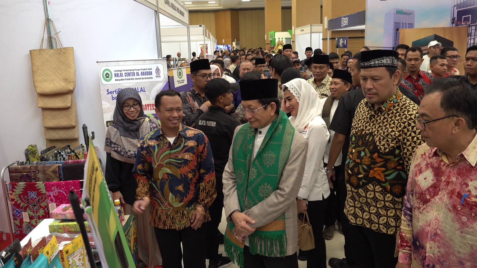 Menag RI Prof Dr Nassaruddin Umar mengunjungi salah satu stan expo di kegiatan IES 2025, Kamis (23/10).