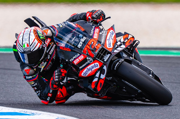 Marco Bezzecchi ungkap kunci sukses Aprilia RS-GP25 di MotoGP 2025. Stabilitas pengereman jadi faktor utama peningkatan performa tim Noale.
