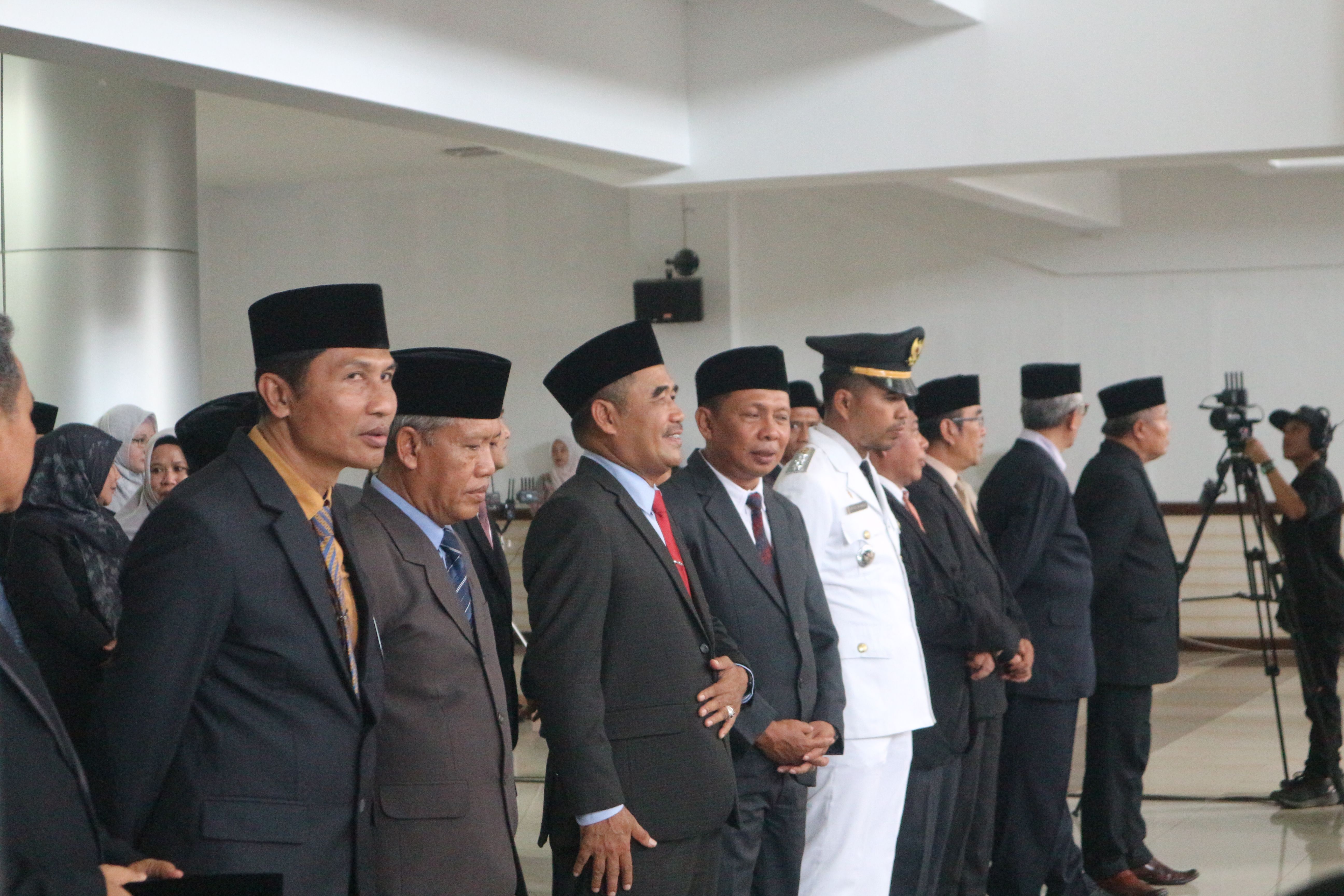 Sejumlah pejabat eselon II saat mengambil sumpah jabatan.