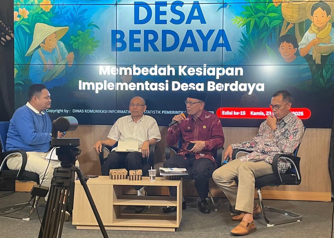 Kepala DPMD NTB Lalu Hamdi, Kepala Diskominfotik NTB Yusron Hadi, dan tim percepatan menjadi narasumber kegiatan Bincang Kamisan di UPT Layanan Digital kompleks kantor Gubernur NTB.