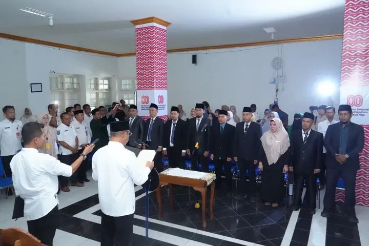Wali Kota Bima HA Rahman H Abidin melantik 18 pejabat di aula Maja Labo Dahu kantor Wali Kota Bima.