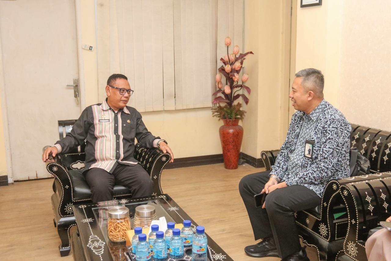 Kepala BBPOM Mataram Yogi Abaso Mataram (kanan) melakukan audiensi dengan Asisten I Setda NTB H Faturrahman terkait gelaran festival UMKM dan program lainnya.
