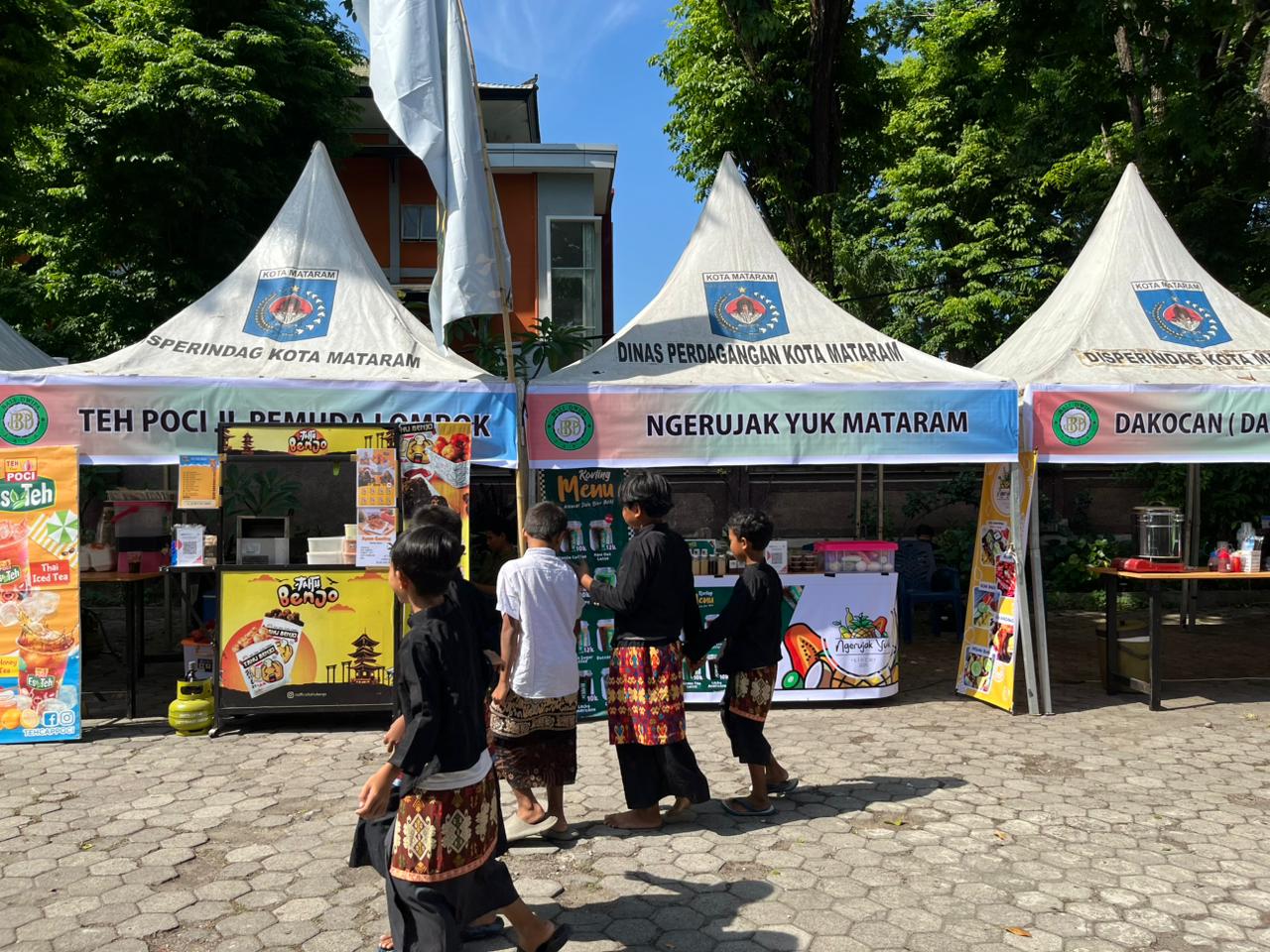 Sejumlah stan UMKM mitra Bank BPD Bali yang ikut kegiatan bazar di kegiatan Bulan Inklusi Keuangan (BIK) di Mataram, pekan lalu.