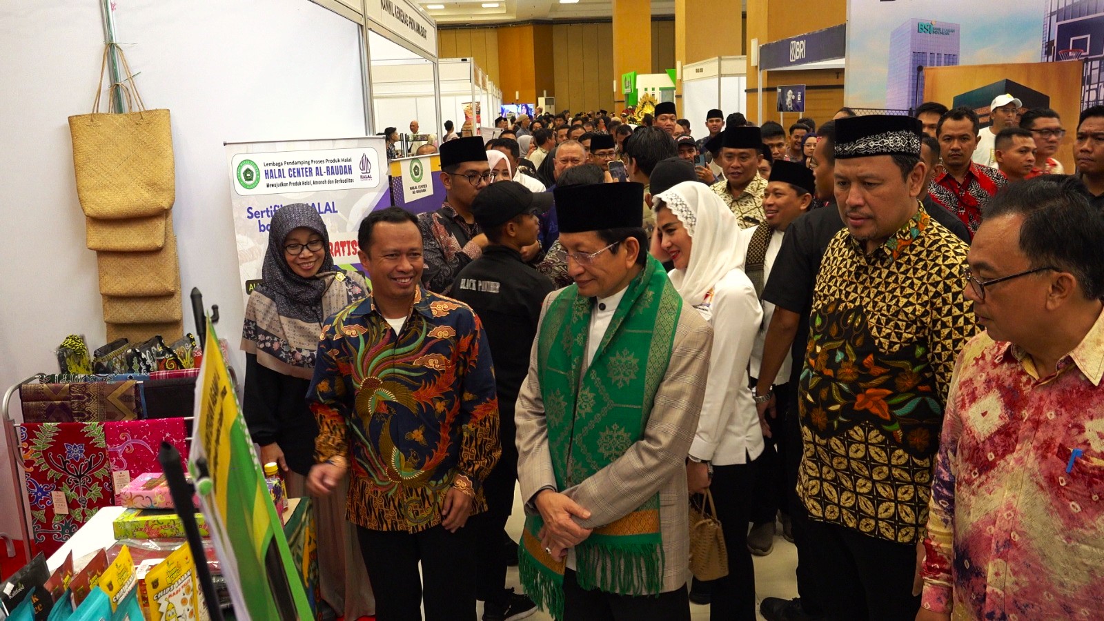 Menteri Agama RI Nassarudin Umar mengunjungi stan UMKM IES 2025 Forum & Expo di ballroom Islamic Center usai opening ceremony, Kamis malam (23/10).