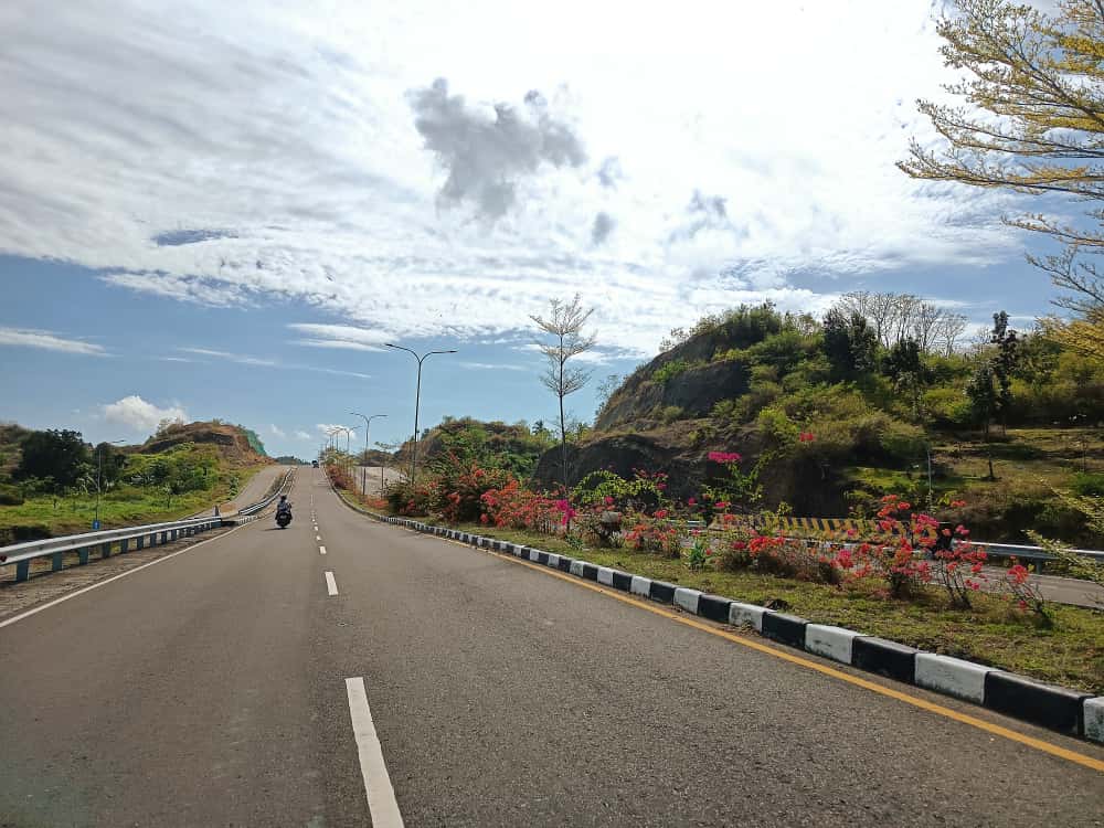 DUKUNG KONEKTIVITAS: Jalan Bypass BIL - Mandalika sepanjang 17,3 kilometer (km), dimanfaatkan untuk kelancaran arus lalu lintas angkutan barang dan orang.