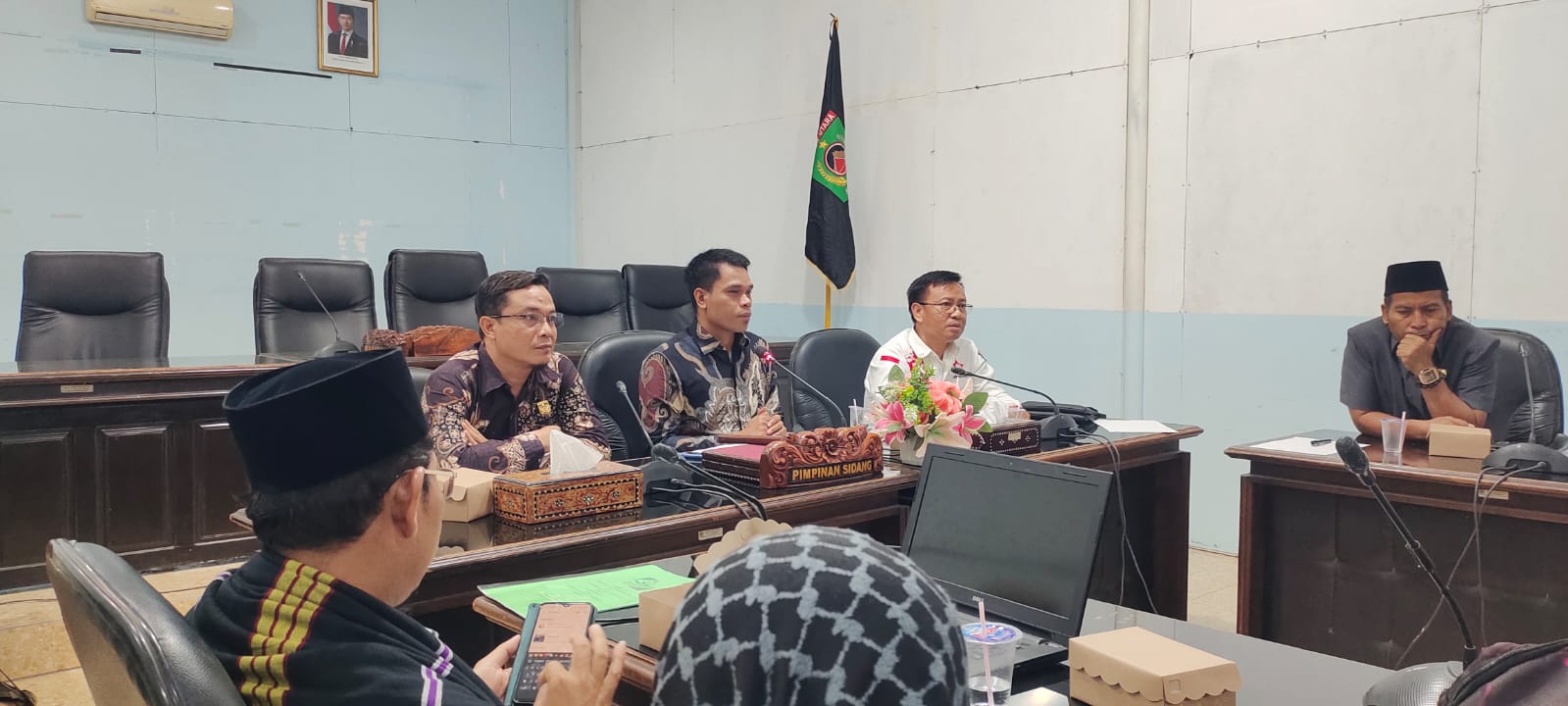 SIAP PERJUANGKAN: Ketua DPRD KLU Agus Jasmani menerima hearing dewan Pendidikan