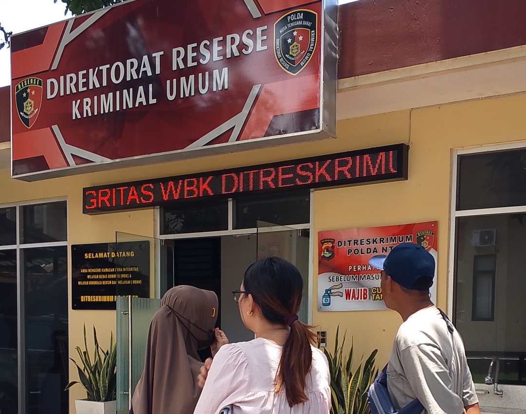 MELAPOR: Sejumlah keluarga Brigadir Rizka menunggu diperiksa di Mapolda NTB, beberapa waktu lalu.