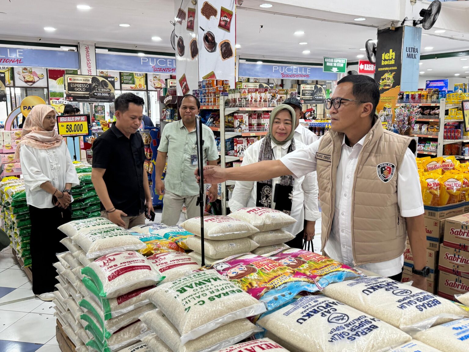 Tim Pengendalian Harga Beras NTB memeriksa harga dan stok beras di salah satu ritel modern di Mataram, Kamis (23/10).