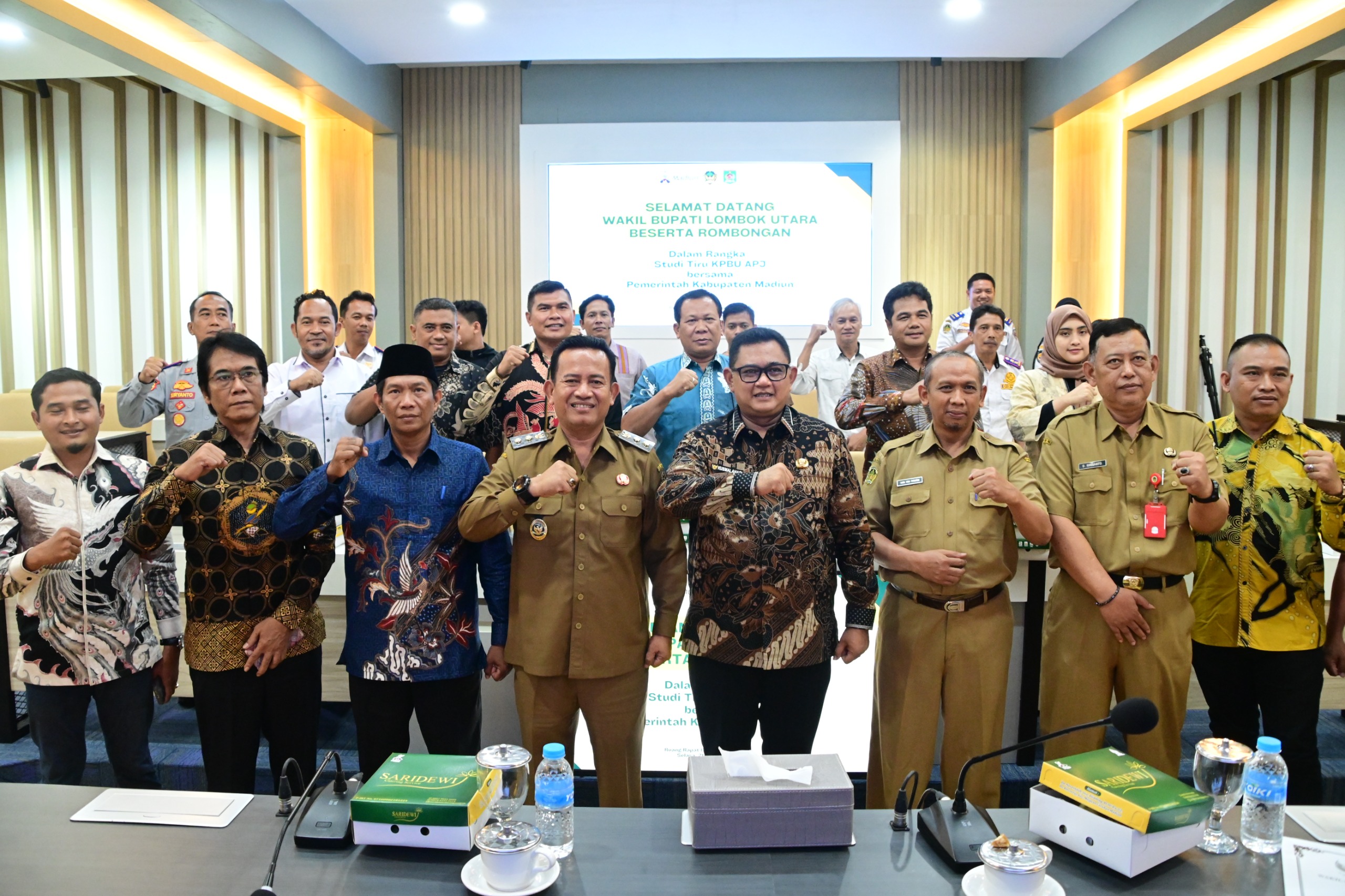 KOMPAK: Wakil Ketua DPRD KLU Hakamah (tiga dari kiri) bersama Wabup KLU Kusmalahadi Syamsuri dan jajaran Pemkab Madiun.