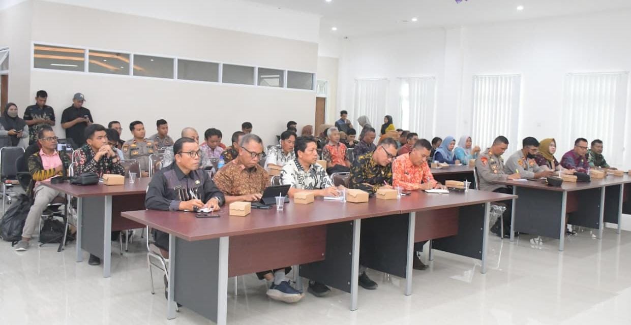 TAHAPAN PENTING: Para peserta dari berbagai unsur mengikuti FGD penggodokan rencana Percepatan Pembentukan Kecamatan Gili Matra, Kamis (23/10) lalu
