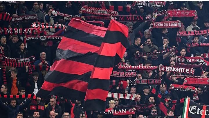 Salah satu sudut tribun San Siro yang dipenuhi fans AC Milan.
