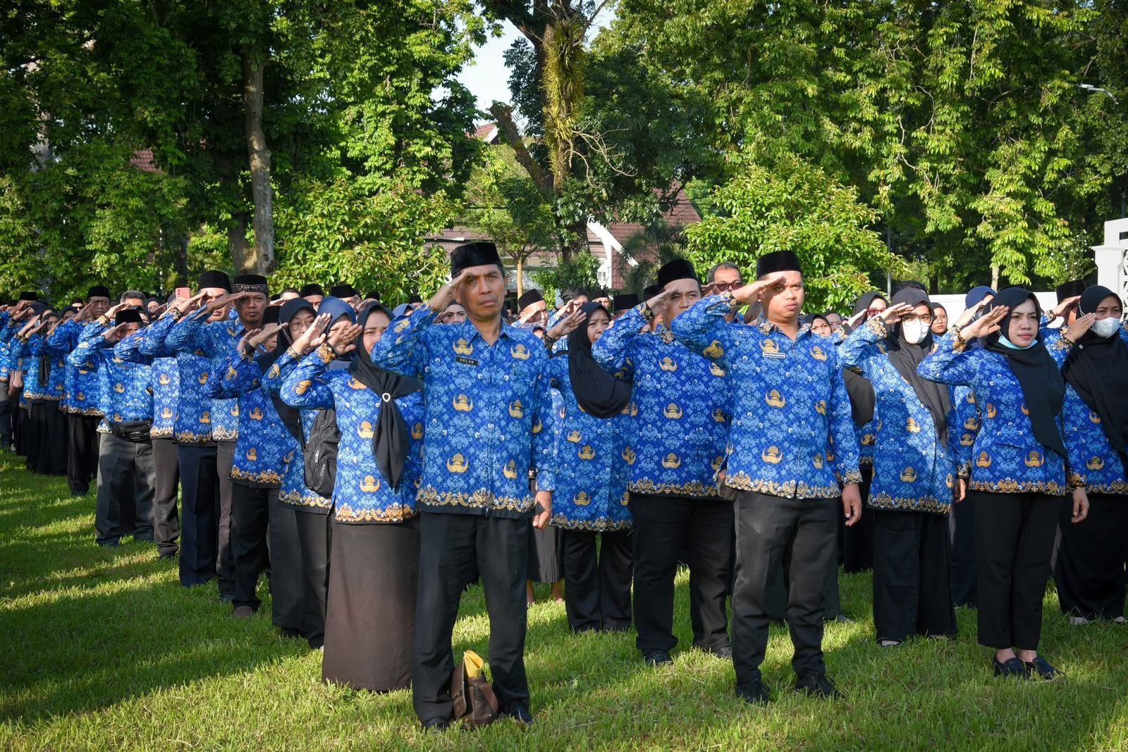 KEGIATAN RUTIN: Pegawai lingkup Pemprov NTB, berbaris rapi saat mengikuti upacara di lapangan Kantor Gubernur NTB, beberapa waktu lalu.