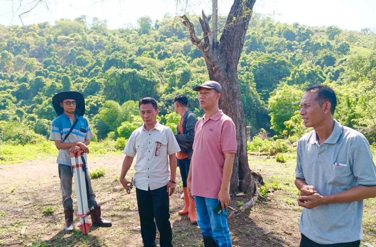 Kepala Distanbun NTB Muhammad Riadi (dua dari kanan), saat meninjau lokasi rencana pembangunan jaringan irigasi di Sumbawa, Jumat (24/10).