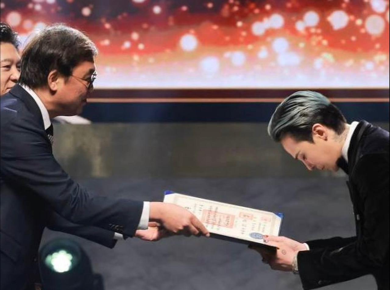 G-Dragon (kanan) saat menerima langsung penghargaan  di acara Korea Popular Culture & Arts Awards ke-16, yang digelar di Seoul pada Rabu (23/10).