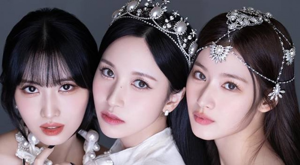 Momo, Mina, dan Sana, idol K-Pop asal Jepang yang merupakan member dari  grup TWICE.
