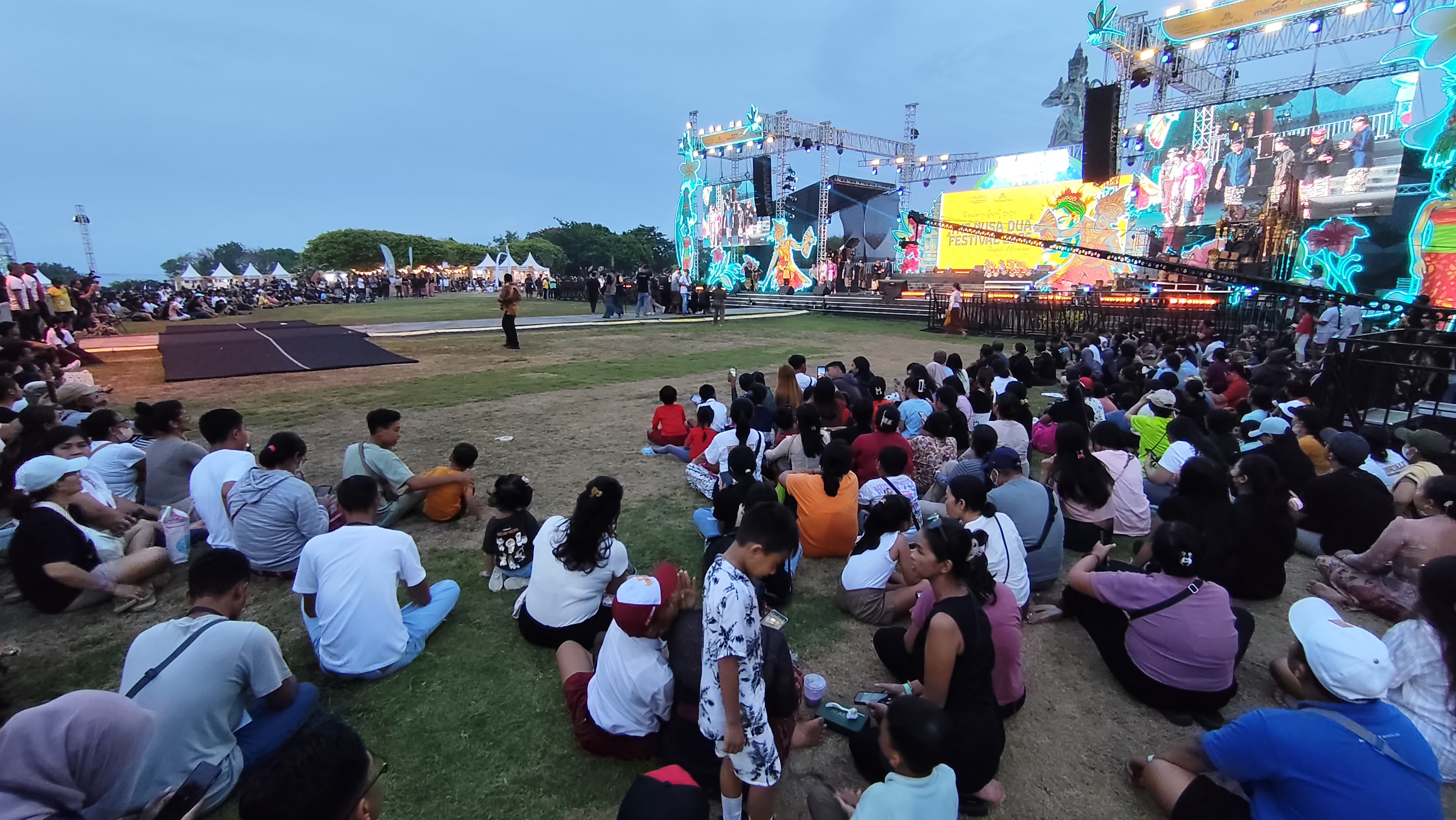 Ribuan masyarakat tumpah ruah menyaksikan pembukaan The Nusa Dua Festival 2025 di Pulau Peninsula, The Nusa Dua, Bali, Sabtu (25/10).