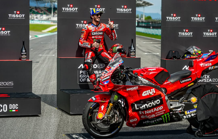 Francesco Bagnaia menang dominan di Sprint MotoGP Malaysia 2025. Aldeguer kena penalti tekanan ban, Acosta naik podium Sepang.