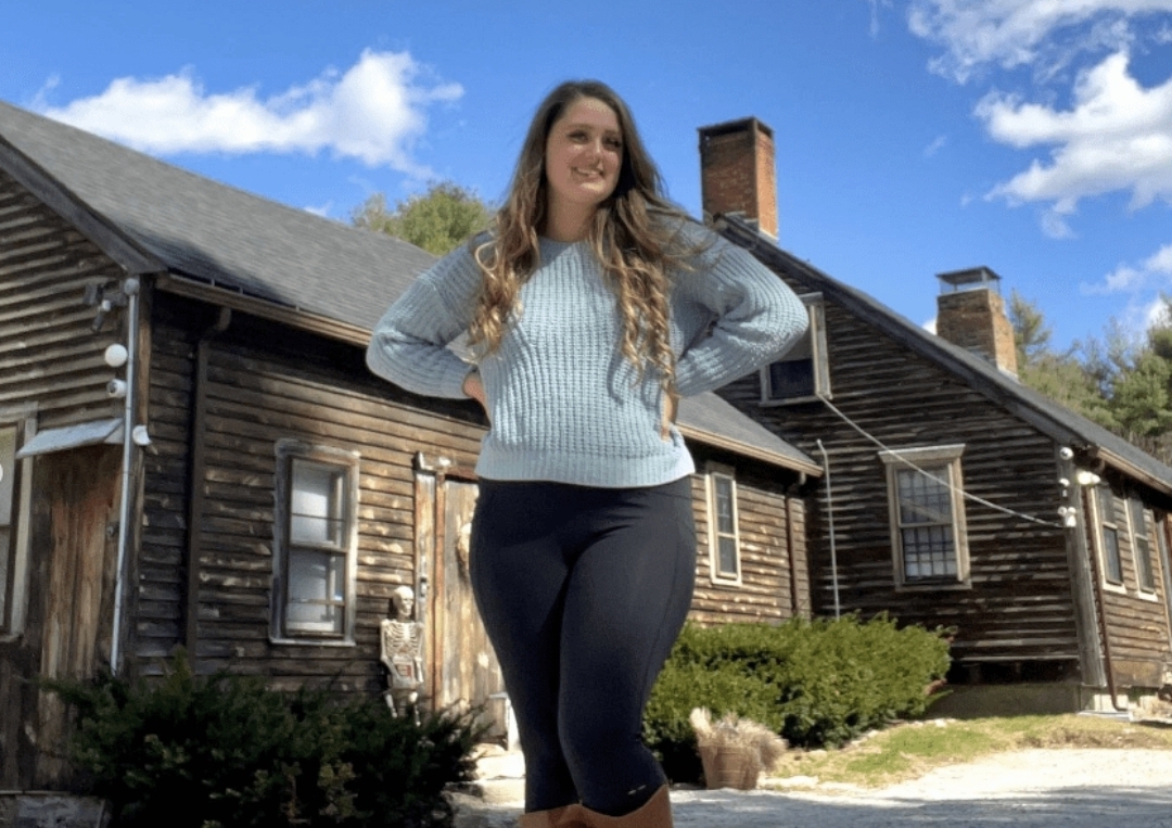 Madison Heinzen berpose di depan rumah The Conjuring. Ia mengungkapkan masih aktif menebar teror hingga sekarang. (Foto: The Sun)