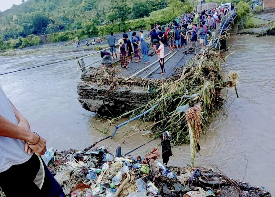 Kondisi jembatan yang terputus di Kecamatan Ambalawi, Kabupaten Bima.