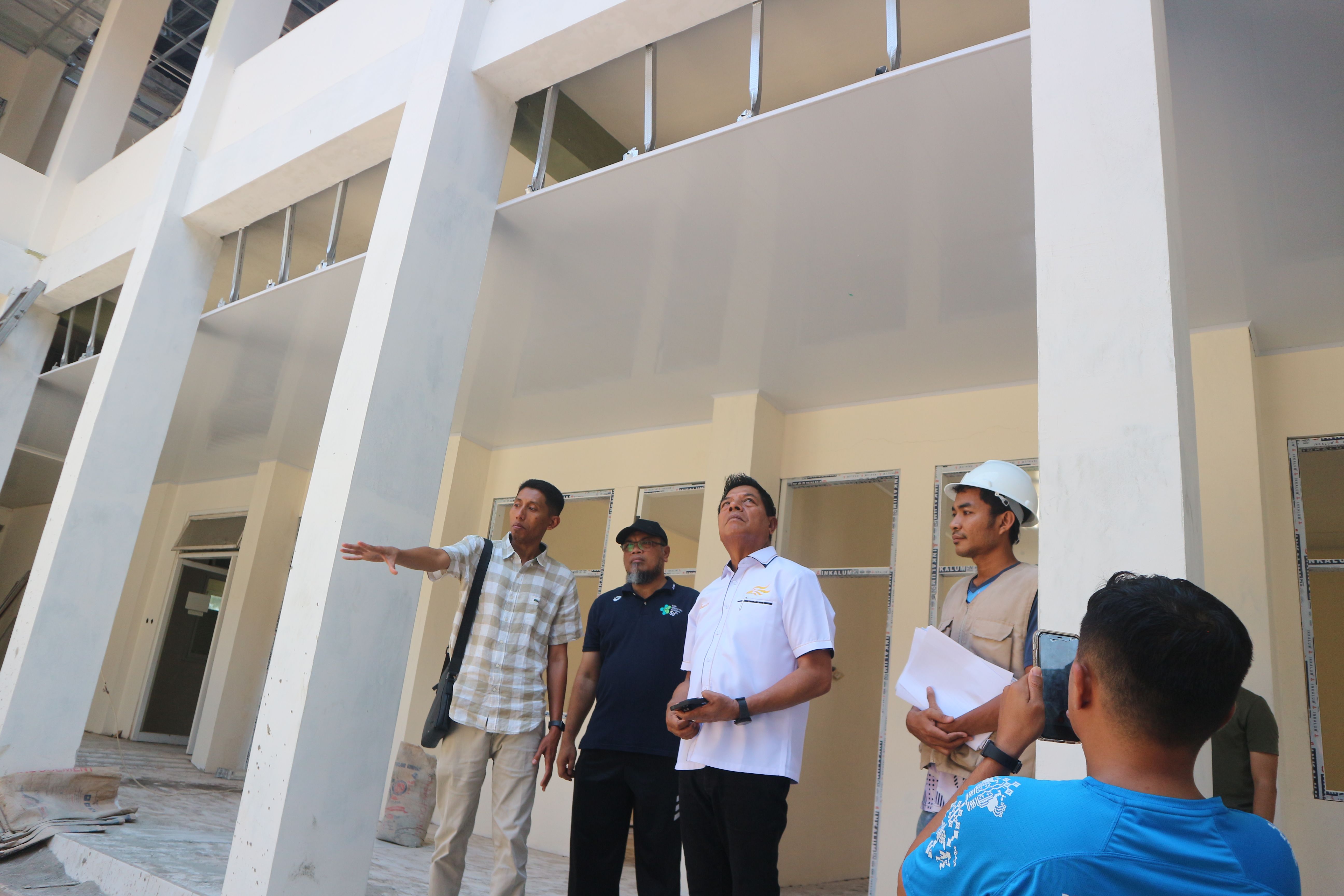 Bupati Lotim Haerul Warisin saat mengecek progres pembangunan RSUD Masbagik.