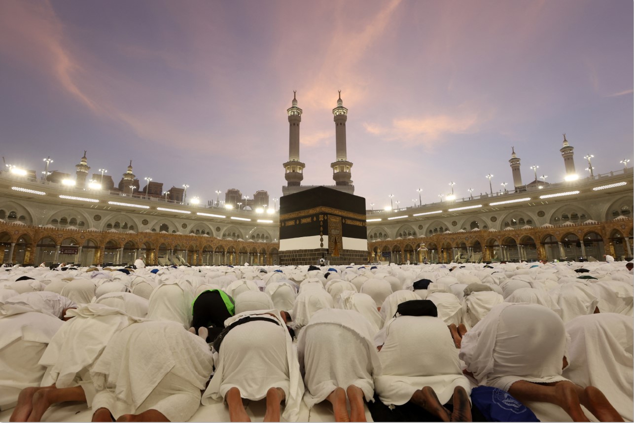 TAMU ALLAH: Umat muslim saat salat mengelilingi Kakbah di Masjidilharam Makkah. Saat ini, Pemerintah Indonesia melegalkan umrah mandiri.