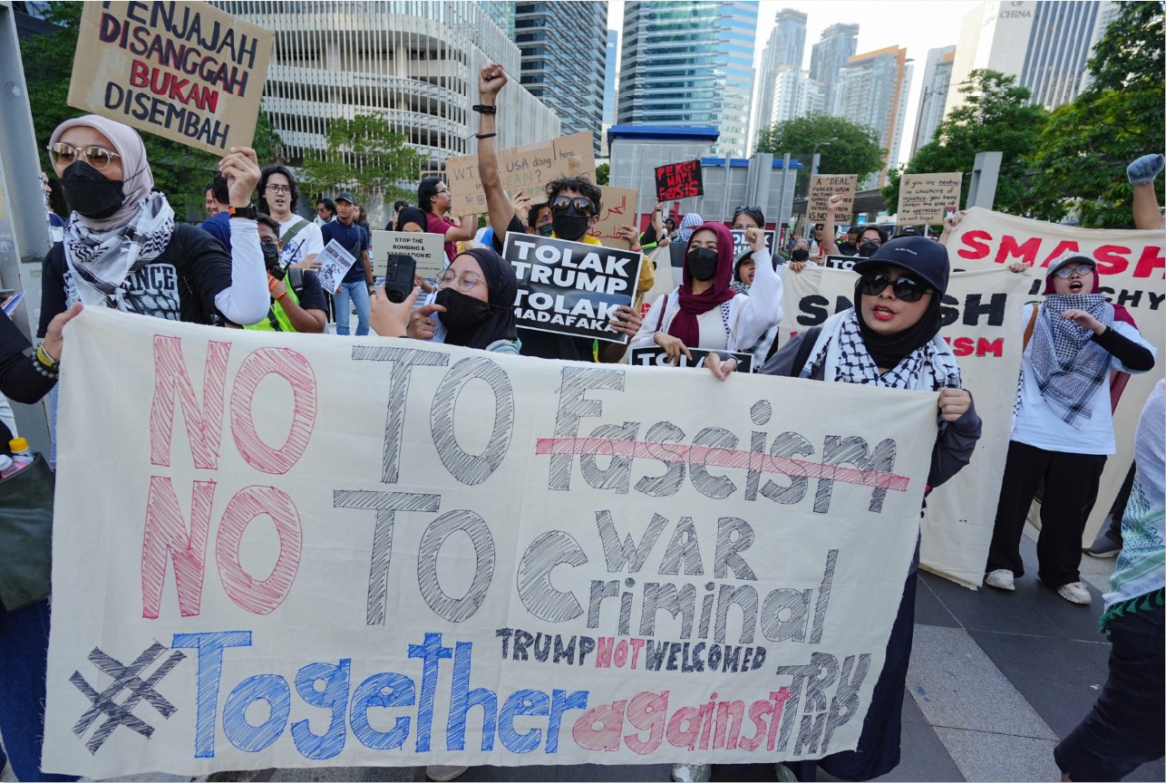 SAMBUT TRUMP: Para pengunjuk rasa saat demonstrasi menentang kunjungan Presiden AS Donald Trump untuk menghadiri KTT ASEAN ke-47 di Kuala Lumpur, Minggu (26/10).