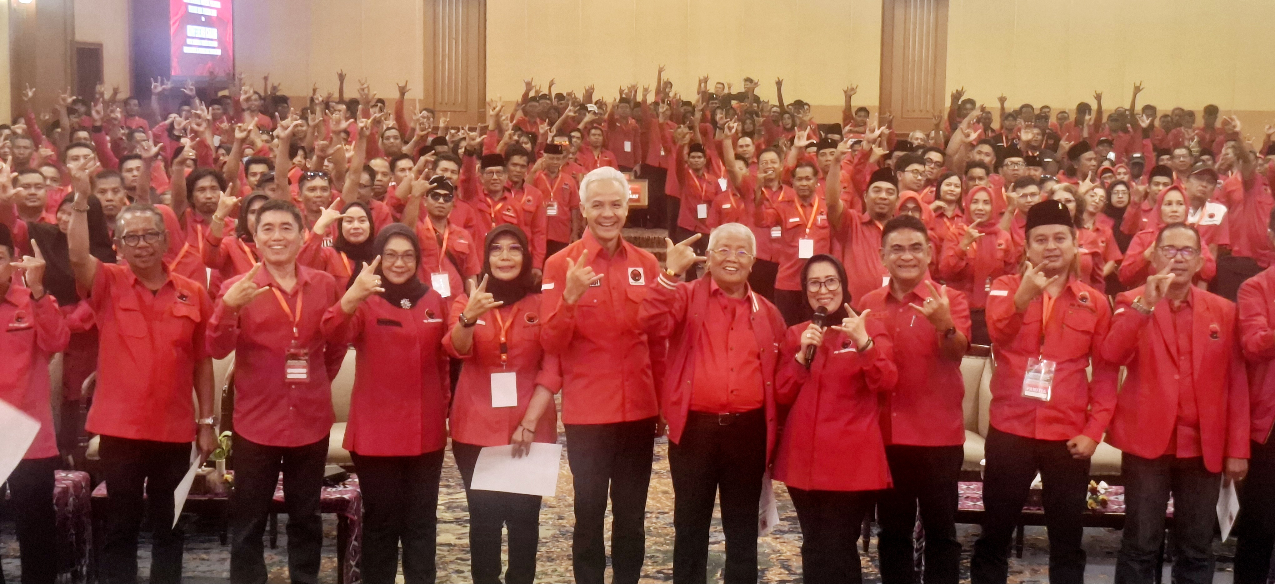 Ketua DPP PDIP Ganjar Pranowo berpose dengan para pengurus DPD PDIP NTB serta kader dalam Konferda dan Konfercab, Senin (27/10).
