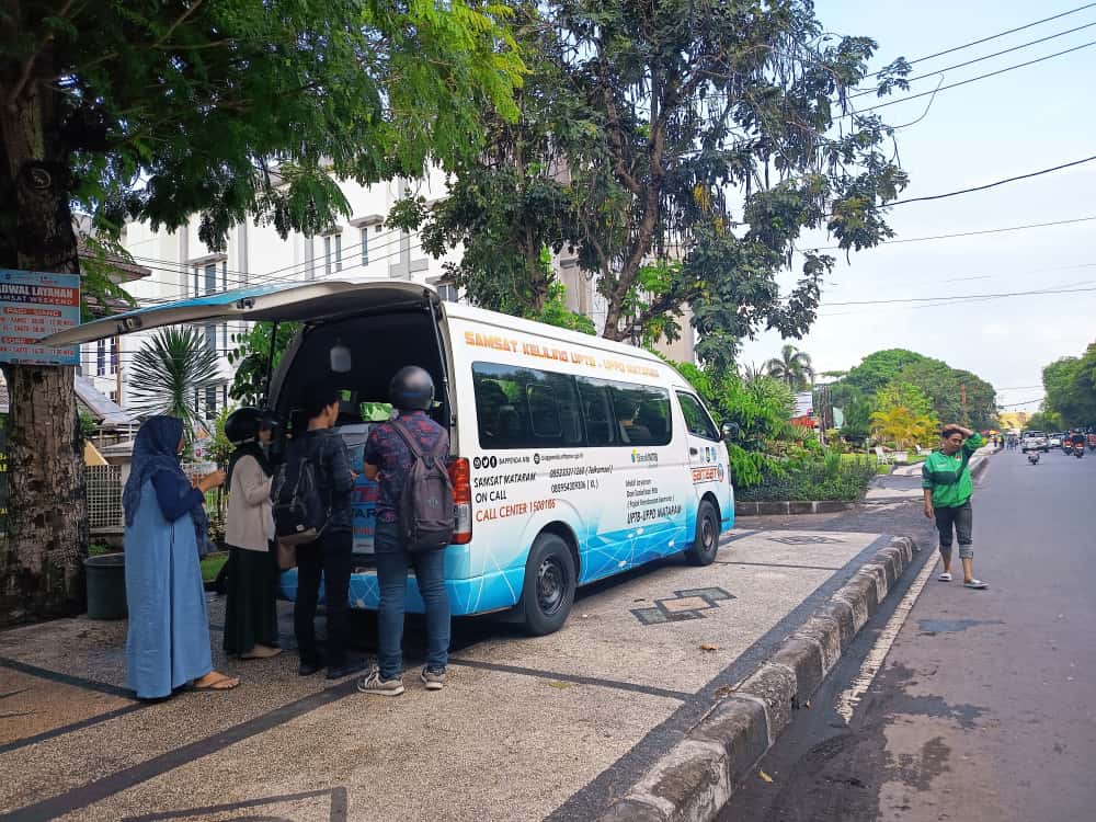 TUNAIKAN KEWAJIBAN: Warga yang membayar PKB, di unit Samsat Keliling depan Bappenda NTB, beberapa waktu lalu.