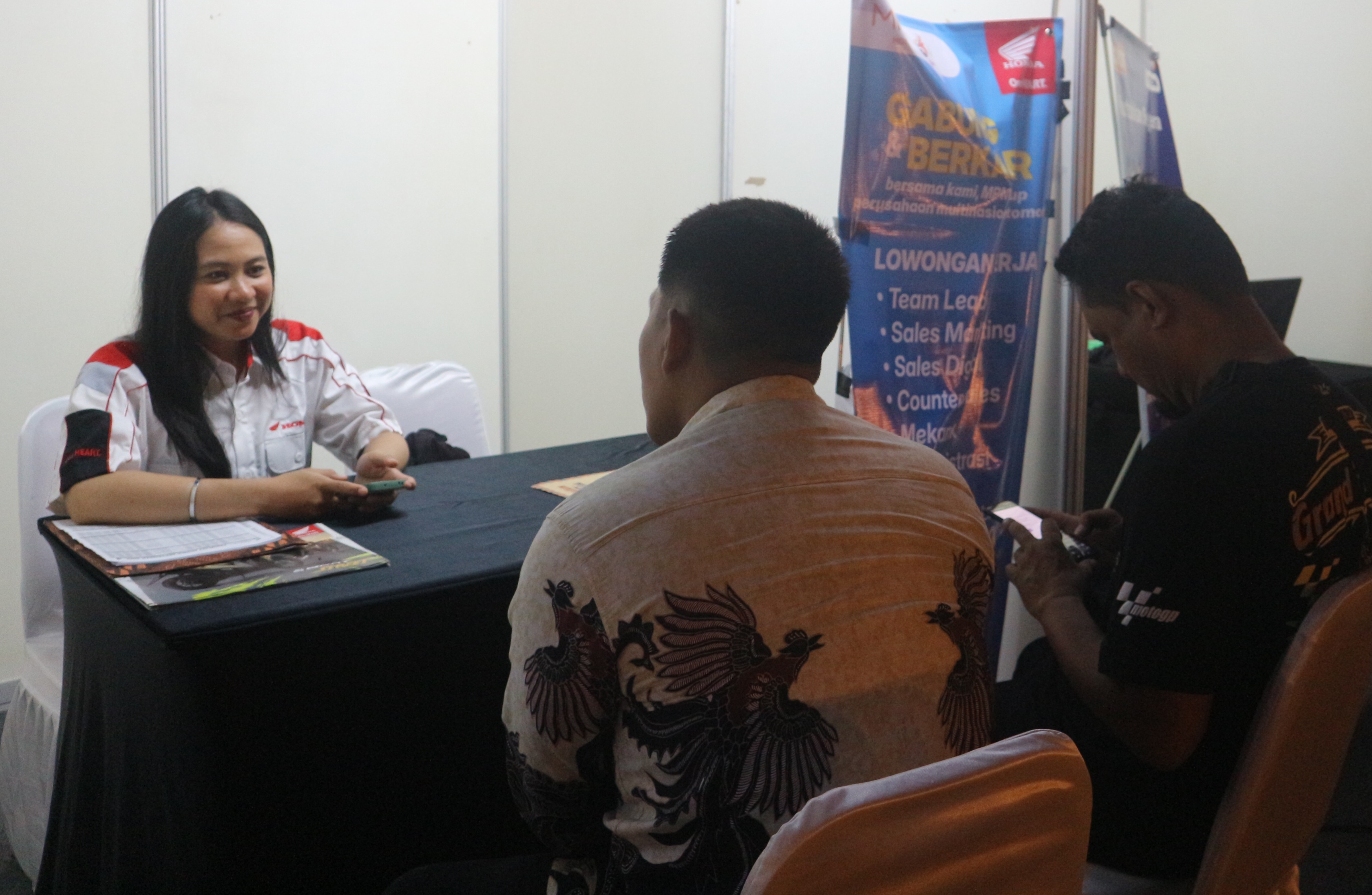 BURSA KERJA: Sejumlah pelamar mendatangi booth perusahaan yang menyediakan lowongan kerja di acara Job Fair, Sabtu malam (25/10).