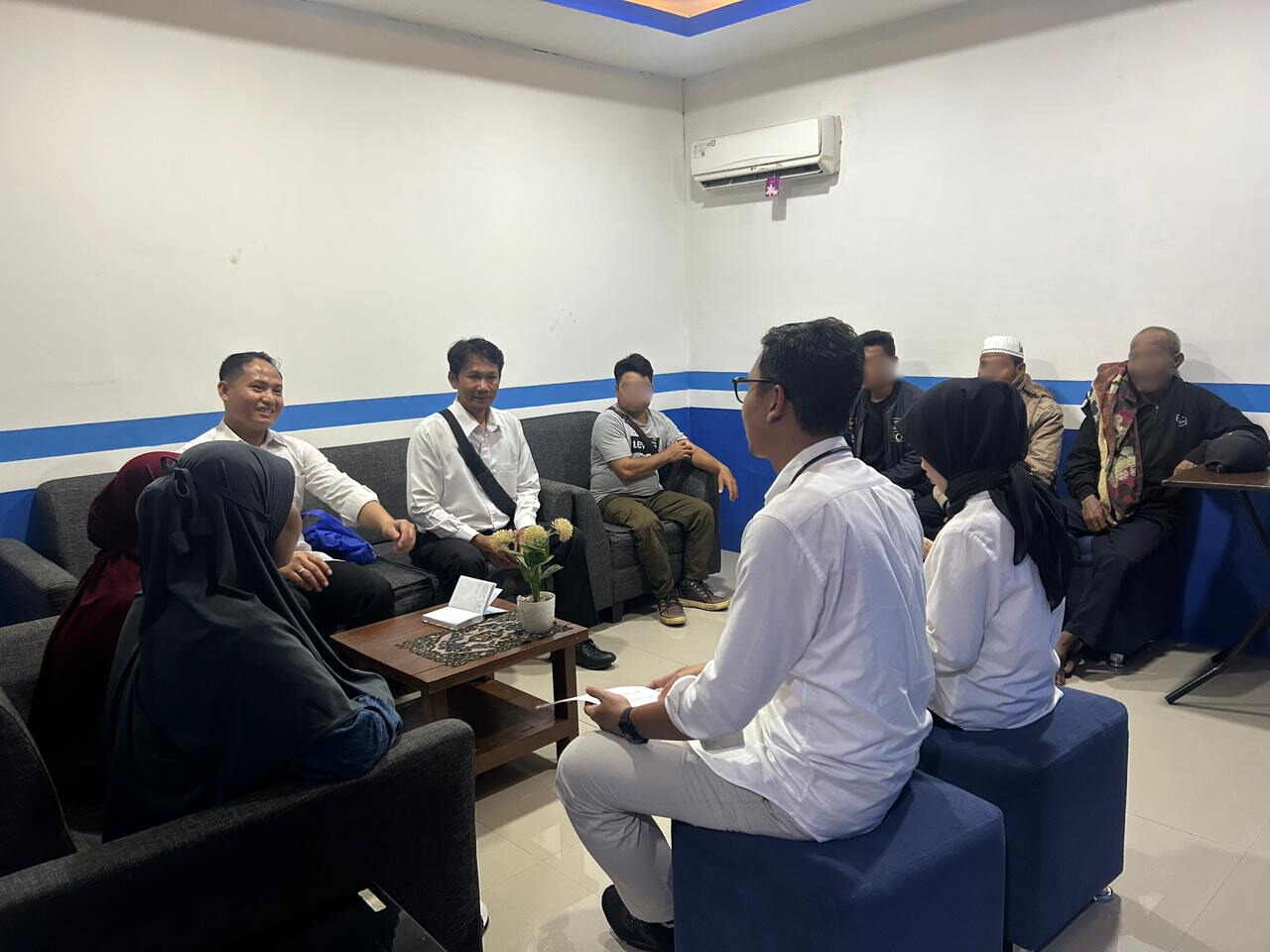 NONPROSEDURAL: Pihak BP3MI Kalbar saat menerima enam orang korban asal NTB, hasil pencegahan dugaan TPPO dari Polda Kalbar, pekan lalu.