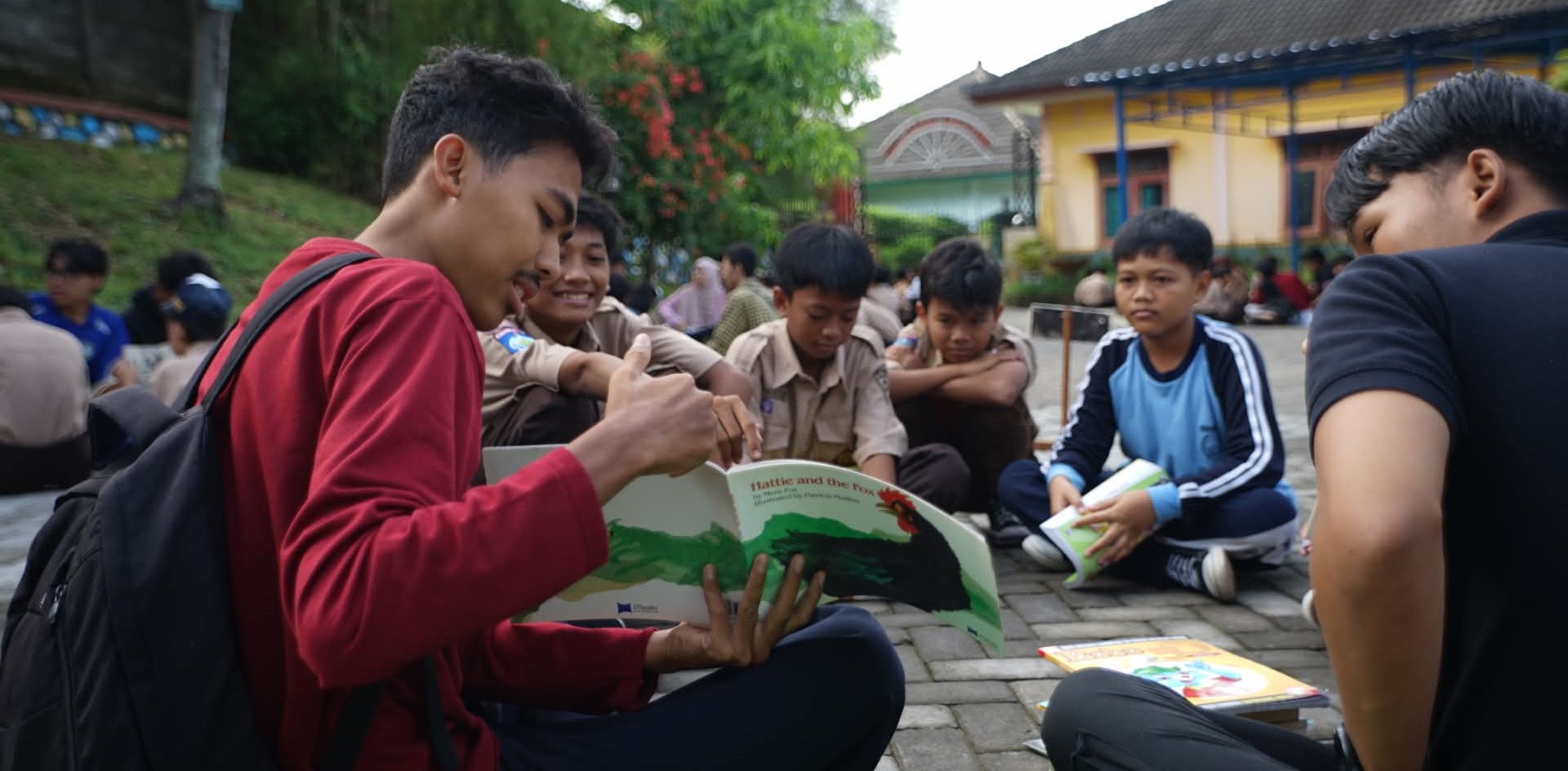 Para siswa SMPN 16 Mataram membaca buku pada program program Literasi Spenabels Bersama Buku di halaman sekolah, pekan lalu. Program ini lawan stigma generasi alpha anti buku.