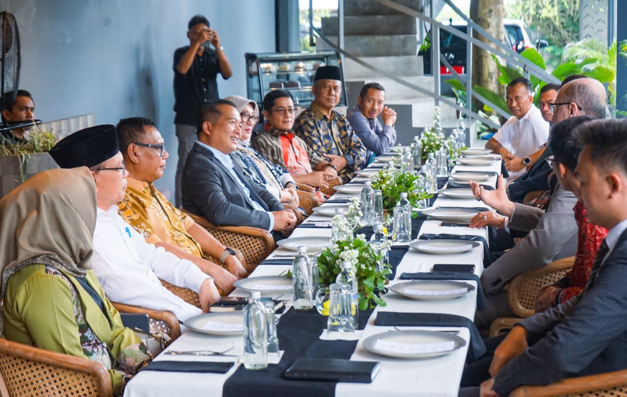 BINCANG PENUH MAKNA: Gubernur NTB Lalu Muhammad Iqbal bersama sejumlah kepala OPD lingkup Pemprov NTB, saat menggelar ramah tamah bersama tiga duta besar negara sahabat, di Mataram, Minggu (26/10).