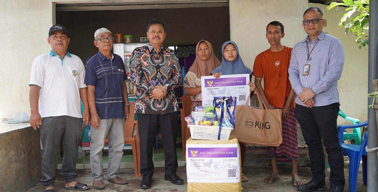 Dirjen Dikti Kemendiktisaintek Prof Dr. Khairul Munadi dan Rektor Unram Prof. Ir. Bambang Hari Kusumo memberikan bantuan kepada mahasiswa kedokteran penerima KIP-K asal Suralaga, Lombok Timur.