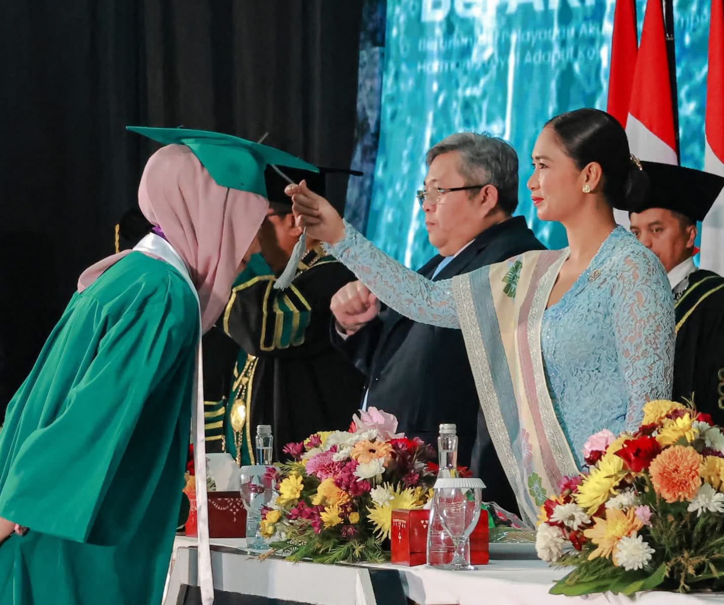 Wakil Menteri Pariwisata RI Ni Luh Enik Ermawati turut hadir dalam acara Wisuda VI Poltekpar Lombok, di GOR Tambora Poltekpar Lombok, Sabtu (25/10).&nbsp;