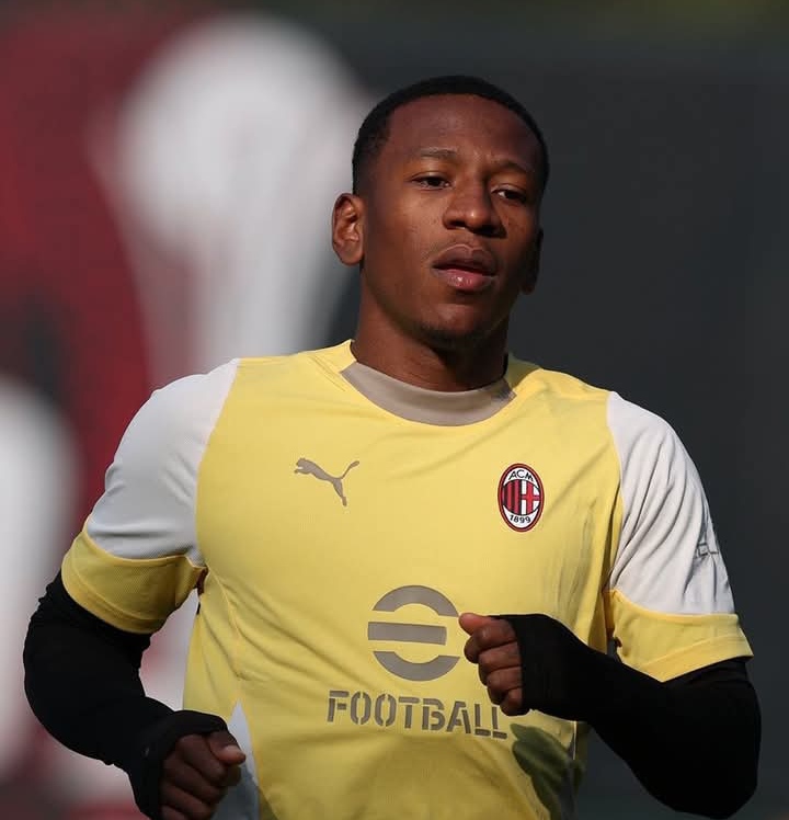 Pemain AC Milan yang tengah disorot karena penurunan performa, Pervis Estupinan.