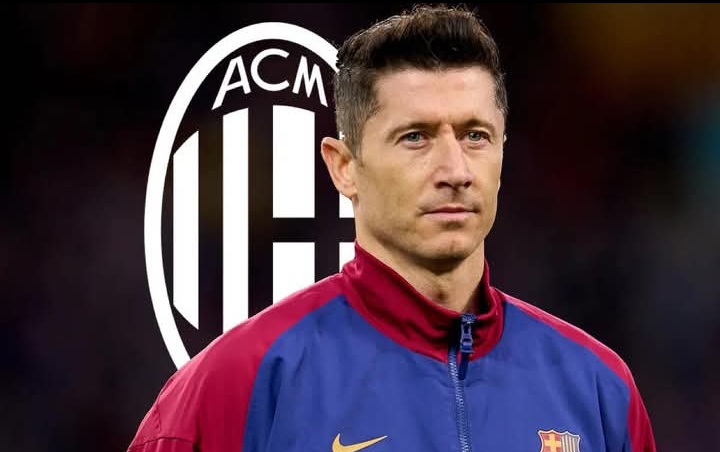 Robert Lewandowski, striker Barcelona yang mulai dikaitkan dengan AC Milan.