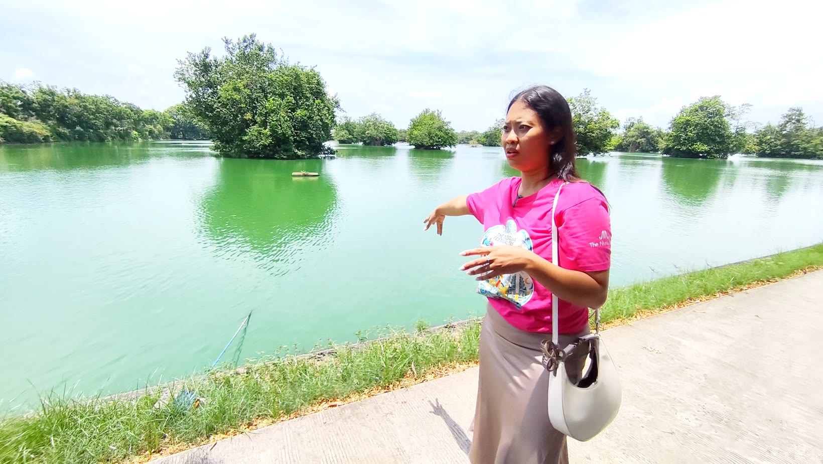 Corporate Communication ITDC Anggun Wijaya tunjukkan lagoon olahan limbah cair yang digunakan untuk menyiram tanaman di The Nusa Dua Bali