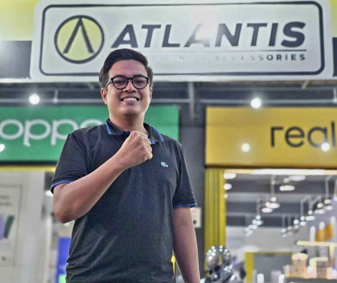 Tommy Sugiarto saat ditemui di tokonya di Atlantis, Kekalik, Jalan Panjitilar, Kota Mataram, Jumat (25/10).