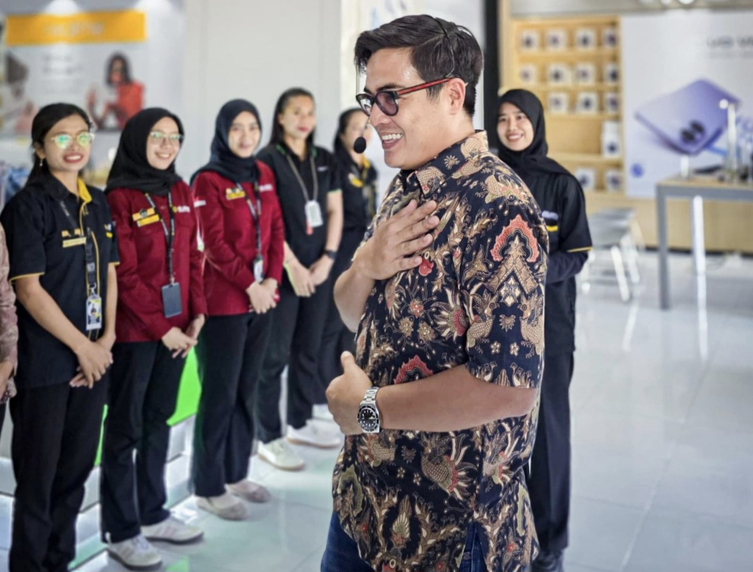 Tommy Sugiarto membangun semangat tim dalam briefing pagi di kantor cabang Atlantis Jalan Panjitilar, Kekalik, Kota Mataram.